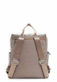 Bežs auduma mugursoma ar teksturētu virsmu, regulējamām siksnām, augšējo rokturi un priekšējo kabatu ar rāvējslēdzēju. Iespējas sudraba krāsas detaļas.