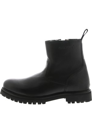 Botte noire en cuir à cheville avec un bout arrondi et une semelle robuste. Présente un logo discret sur le côté et une languette pour un enfilage facile.