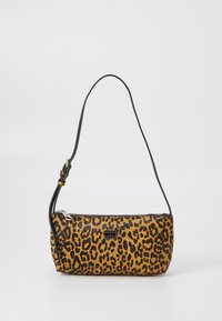 Sac à bandoulière en imprimé léopard avec une sangle noire, fermeture zippée et texture lisse ; le matériau semble doux et durable.
