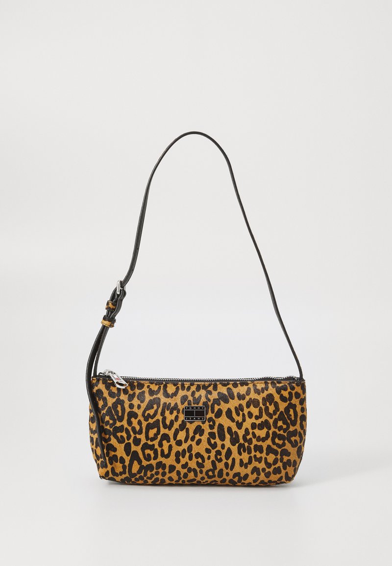 Sac à bandoulière en imprimé léopard avec une sangle noire, fermeture zippée et texture lisse ; le matériau semble doux et durable.