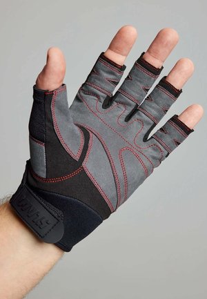 Gants sans doigts en tissu gris avec des accents noirs, des coutures rouges et une bande de fermeture sécurisée au poignet.