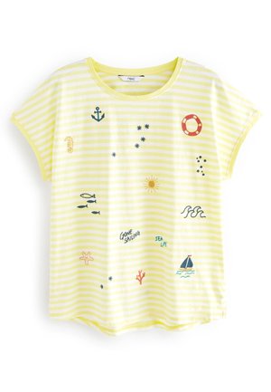 Gul- og hvidstribet kortærmet skjorte med nautisk tema broderi, herunder anker, redningskrans, fisk, bølger, sol og sejlbåd.