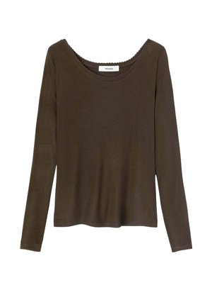 Haut à manches longues en vert olive foncé, fabriqué en tissu doux et lisse, avec un col rond large et des détails à bords festonnés.