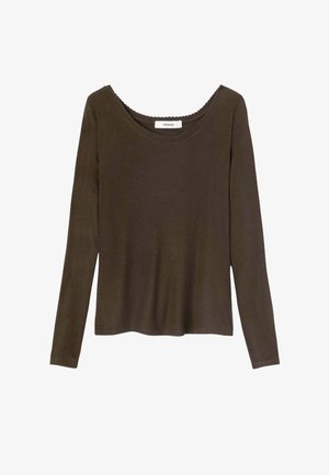 Haut à manches longues en vert olive foncé, fabriqué en tissu doux et lisse, avec un col rond large et des détails à bords festonnés.