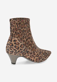 Bottes de cheville à imprimé léopard avec un bout pointu et un talon bas et courbé. Fabriquées en tissu texturé, présentant un ajustement serré et une finition lisse.