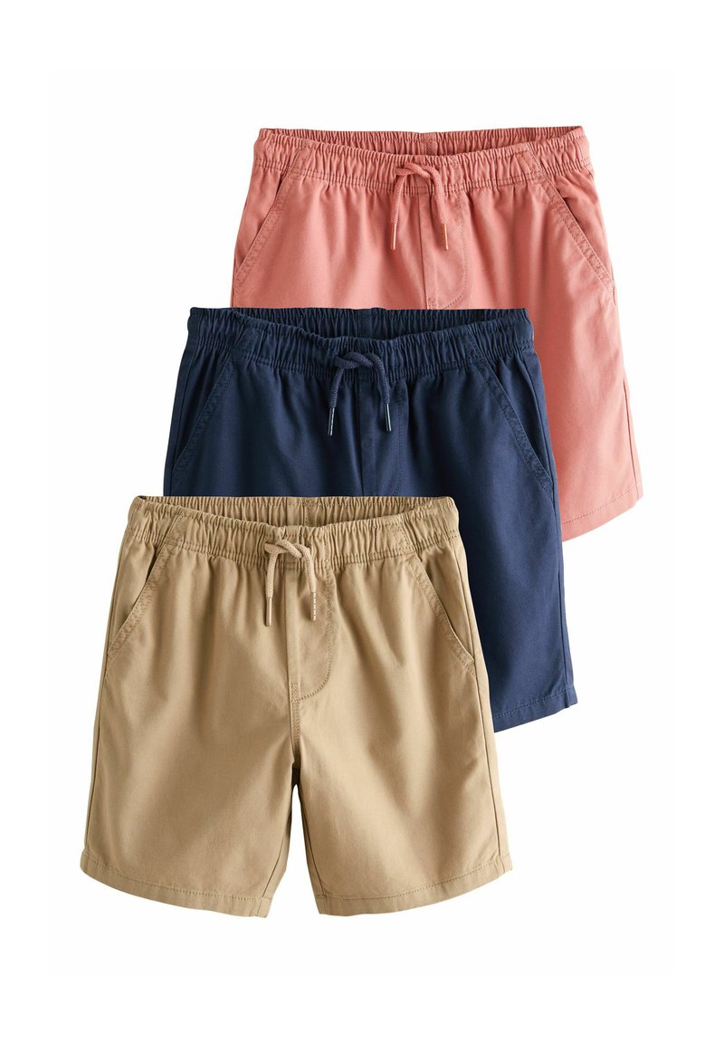 Drie paar korte broeken: roze, marineblauw en kaki. Gemaakt van gladde stof met een elastische tailleband en trekkoord. Elk heeft zijzakken.