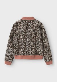 Bommenjack met luipaardprint op een beige achtergrond, voorzien van zwarte, bruine en roze vlekken. Heeft een geribde roze kraag en manchetten.