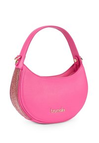 Borsa a mano in pelle rosa con forma arrotondata, caratterizzata da un lato testurizzato con accenti metallici e un logo dorato sul frontale.
