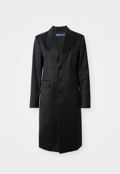 Melnas satīna garais mētelis ar elegantu dizainu, iekļautām atlokām, trīs pogām un divām sānu kabatām. Gluda tekstūra.