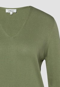 Sweter dzianinowy w oliwkowej zieleni z dekoltem w serek i długimi rękawami, oznaczony marką s.Oliver, rozmiar 36, sfotografowany na białym tle.