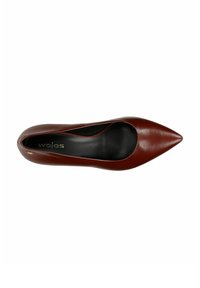 Escarpin en cuir bordeaux avec un bout pointu, présentant une texture lisse et un intérieur noir. Le nom de la marque "wojas" est visible sur la semelle intérieure.