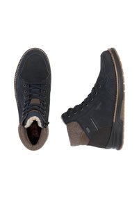 Dunkelblaue Knöchelstiefel aus Wildleder und Textil, mit einem flauschigen Futter, braunen Akzenten und robusten Gummisohlen mit strukturiertem Grip.