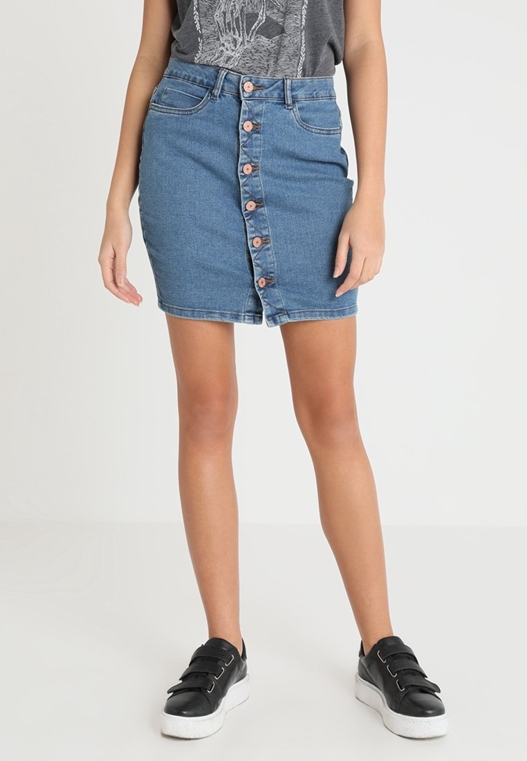 Denimová sukně s předním zapínáním na knoflíky, světle modrá barva, přiléhavý střih, pět kapes a surový lem. V kombinaci s černými teniskami.