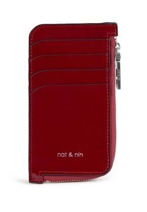 Porte-cartes en cuir rouge avec quatre emplacements pour cartes, fermeture éclair argentée sur le côté et logo "nat & nin" en texte argenté à l'avant.