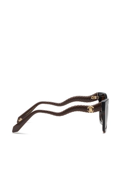 Lunettes de soleil à monture noire avec des branches texturées marron foncé ornées de logos décoratifs dorés près des charnières.