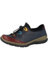 Scarpa in pelle con parte superiore blu scuro e punta bordeaux, lacci elastici e occhielli colorati. Suola testurizzata con accenti marrone chiaro.
