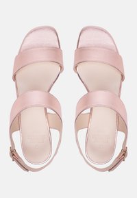 Zijdeachtige roze sandalen met een breed bandontwerp, vierkante neus en een smalle enkelband met een gouden gesp. Glad van structuur.