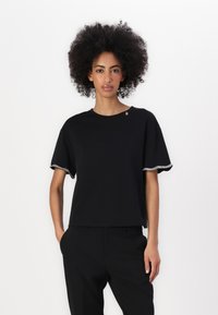 T-shirt nero a maniche corte realizzato in morbido cotone, con scollatura rotonda e dettagli decorativi in cristallo lungo l'orlo delle maniche.