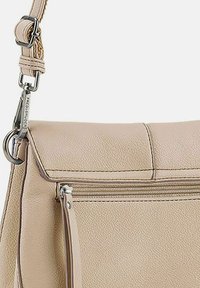 Borsa a tracolla in pelle color cuoio con una singola tracolla regolabile, tasca frontale con zip e dettagli di cucitura discreti sul pattino.