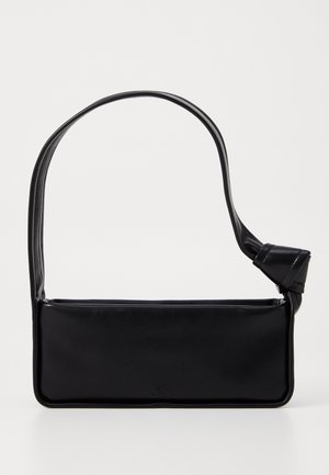 Bolso de hombro rectangular negro con detalle de correa anudada y logo sutil en relieve en el frente, sobre un fondo liso.