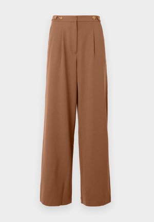 Pantalon large brun taille haute avec des plis devant et des détails de boutons à la taille, présenté sur un fond uni.
