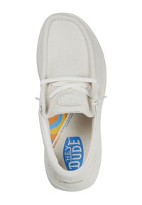 Scarpa slip-on bianca in suede con punta rotonda, lacci e soletta leggermente ammortizzata con un design grafico blu e arancione.