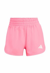 Shorts de sport roses en tissu léger. Ils présentent une taille élastique et un logo blanc sur le côté inférieur gauche.