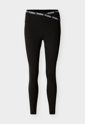 Μαύρες κολάν πλήρους μήκους με ζώνη μέσης σε σχέδιο σταυρωτό, διακοσμημένη με επαναλαμβανόμενο λευκό λογότυπο "PUMA" σε απλό φόντο.
