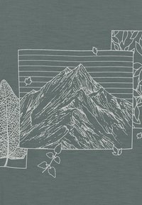 Tissu teal avec un dessin en ligne blanche représentant des montagnes, des feuilles et des rayures horizontales, avec des détailsintriqués et un mélange d'éléments naturels.