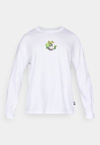 Λευκό πουκάμισο με μακριά μανίκια από βαμβάκι. Διαθέτει πολύχρωμο κεντητό σχέδιο βατράχου και μανιταριού στο στήθος. Κλασικός στρογγυλός λαιμός.