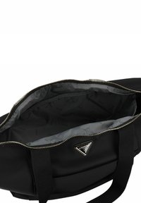 Borsa tote nera con tessuto liscio, zip metallica e placca con logo. Interno con fodera grigia e branding a motivo. Due manici robusti.