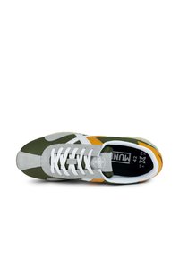 Zapatilla verde y gris con cordones blancos, que presenta un acento amarillo. Material de ante y tela, punta redondeada y cuello acolchado.