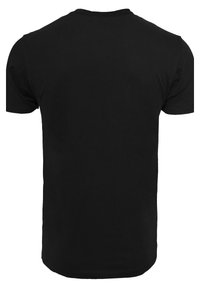 Svart kortermet t-skjorte laget av bomull. Har rund hals og en jevn tekstur med et enkelt, ensfarget design. Ingen ekstra grafikk.