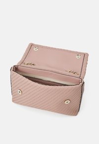 Geflochtene rosa Handtasche mit strukturiertem Äußeren, magnetischem Verschluss und einer Innentasche. Goldfarbene Hardware-Akzente verleihen dem Design eine besondere Note.
