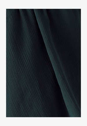 Mørkegrønt, plisseret stof med lodrette riller, let tekstur og blød drapering. Egnet til tøj eller boligindretning.
