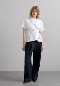Victoria Beckham BODY TWIST TEE - Apdrukāts T-krekls - white