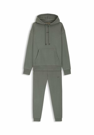 Grüner Kapuzenpullover mit Fronttasche und passender Jogginghose. Hergestellt aus weichem Stoff mit minimalistischem Logo auf Brust und Bein.