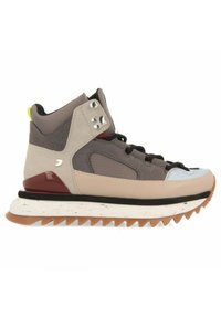 Las zapatillas altas presentan una mezcla de materiales en gris y beige con un upper de ante texturizado, una suela de goma elegante y acentos metálicos.