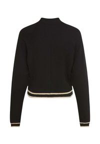 Zwarte cropped sweatshirts met een hoge kraag, ribbelmanchetten en een ribbelzoom met witte en grijze strepen. Gladde textuur, minimalistisch ontwerp.