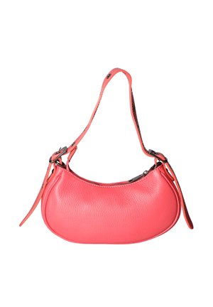 Kleine schoudertas van koraalroze leer met een korte verstelbare riem en zilveren ritssluiting.