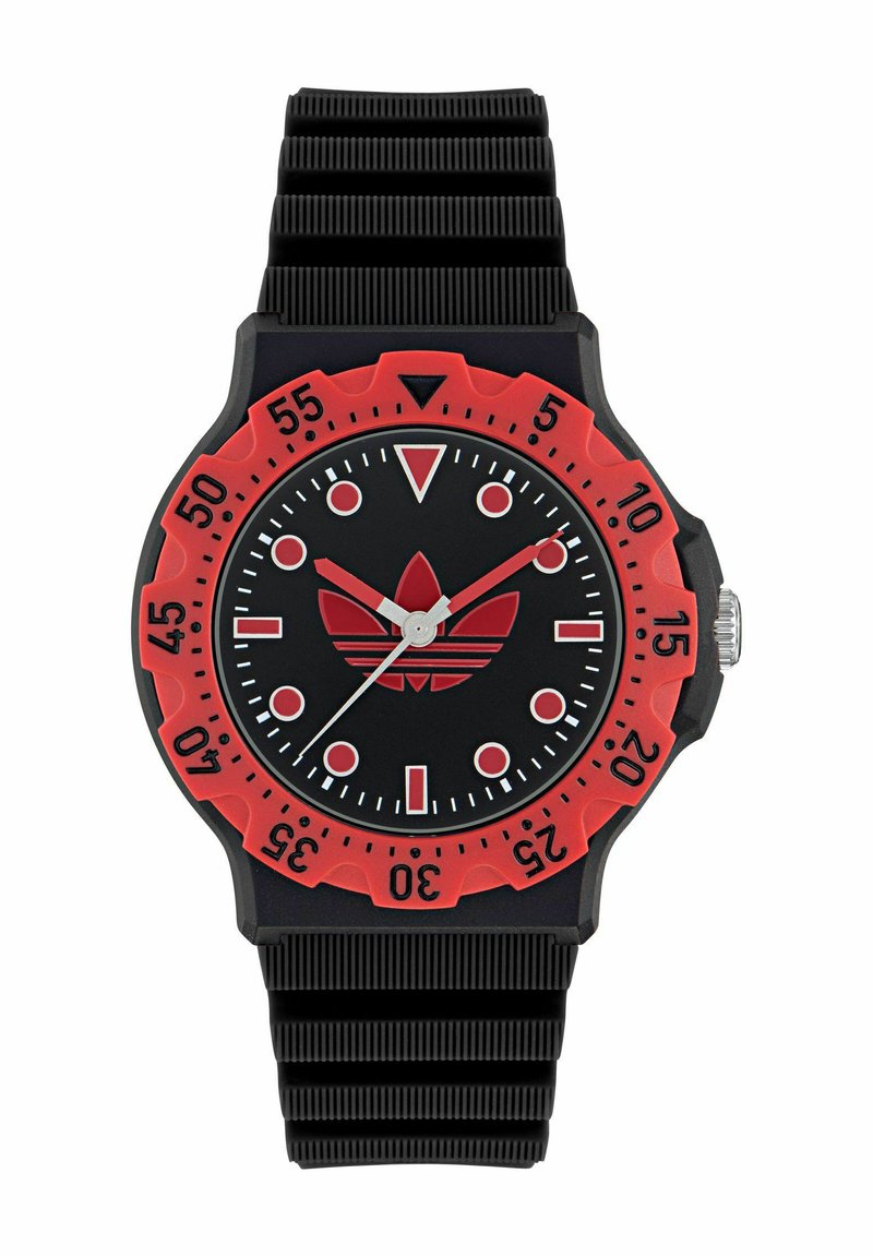 Reloj de silicona negro con marcas rojas en el bisel, esfera redonda y esfera negra que presenta acentos rojos y un logotipo. Correa texturizada negra.