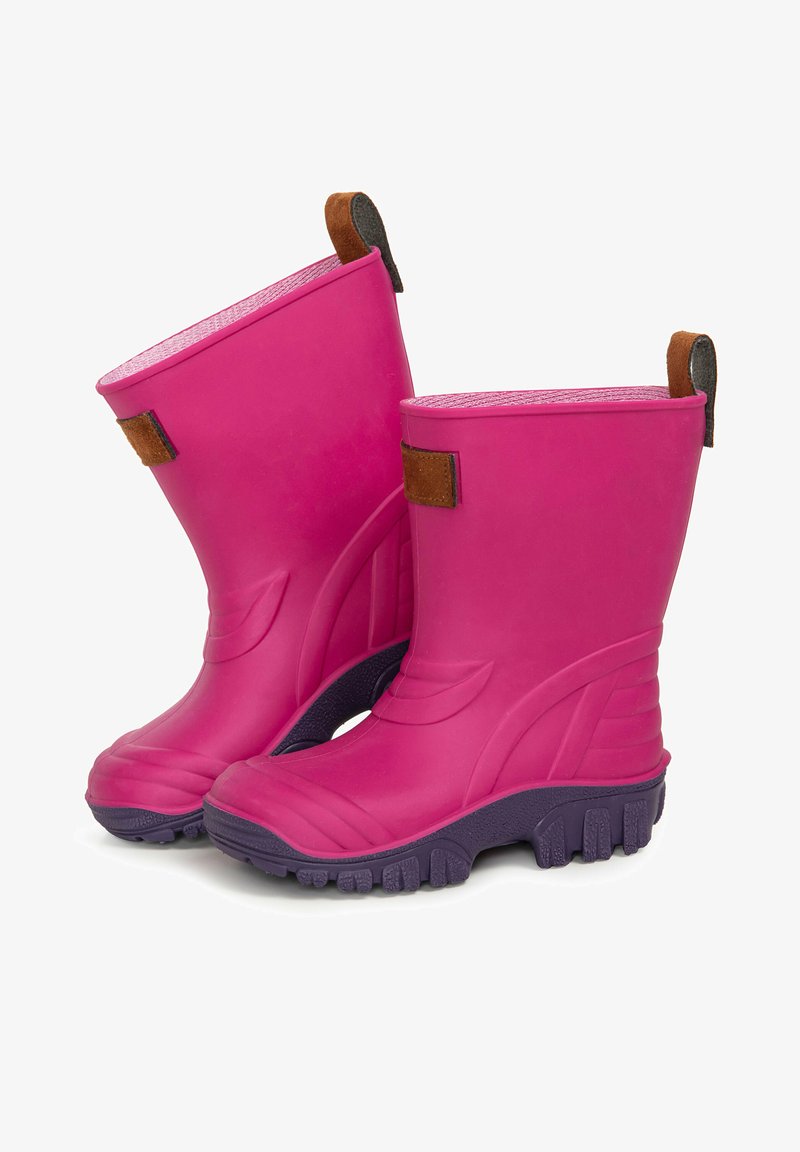 Roze rubberen regenlaarzen met gestructureerde paarse zolen, uitgerust met een versterkte aantrekriem en contrasterende bruine accenten, ontworpen voor duurzaamheid en grip.