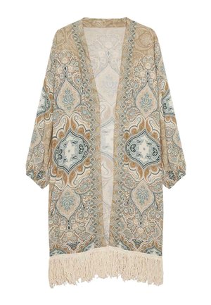 Kimono impreso con un fondo beige claro, que presenta intrincados patrones florales en azul y verde, y con detalle de flecos en el dobladillo.