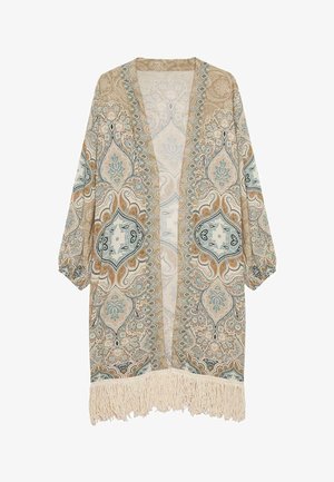 Kimono impreso con un fondo beige claro, que presenta intrincados patrones florales en azul y verde, y con detalle de flecos en el dobladillo.