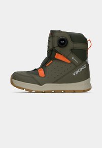 Bottines d'hiver Viking en Gore-Tex vert olive avec des accents orange, semelle beige et système de laçage BOA, vue de côté.
