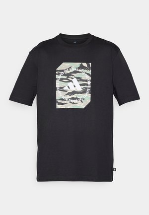 Černé bavlněné tričko s krátkými rukávy, se středovým potiskem v podobě logo designu v zelené a bílé barvě s károvým vzorem.