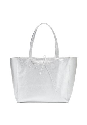 Borsa tote in tessuto metallico argentato con due manici e dettaglio a nodo sul davanti, mostrata su sfondo bianco.