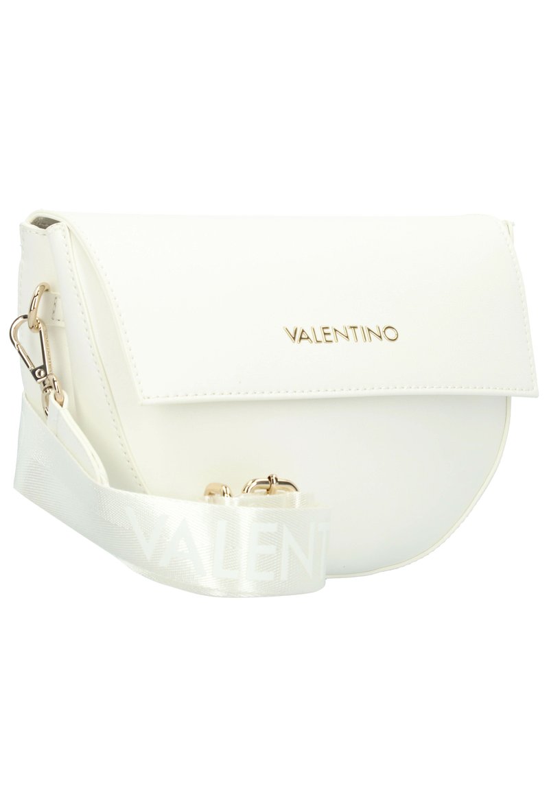 Weiße Leder-Crossbody-Tasche mit einer geschwungenen Form, goldenen Beschlägen und einem abnehmbaren Satin-Riemen mit der Aufschrift "VALENTINO". Glatte Textur.