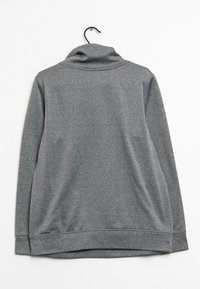Sudadera deportiva gris, con un cuello alto, mangas largas, textura suave y un corte relajado. Sin marcas visibles ni patrones distintivos.