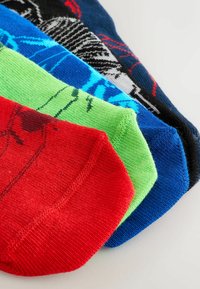 Cinq paires de chaussettes colorées à motifs toile d'araignée de Spider-Man en rouge, vert, bleu, noir et marine, disposées côte à côte.
